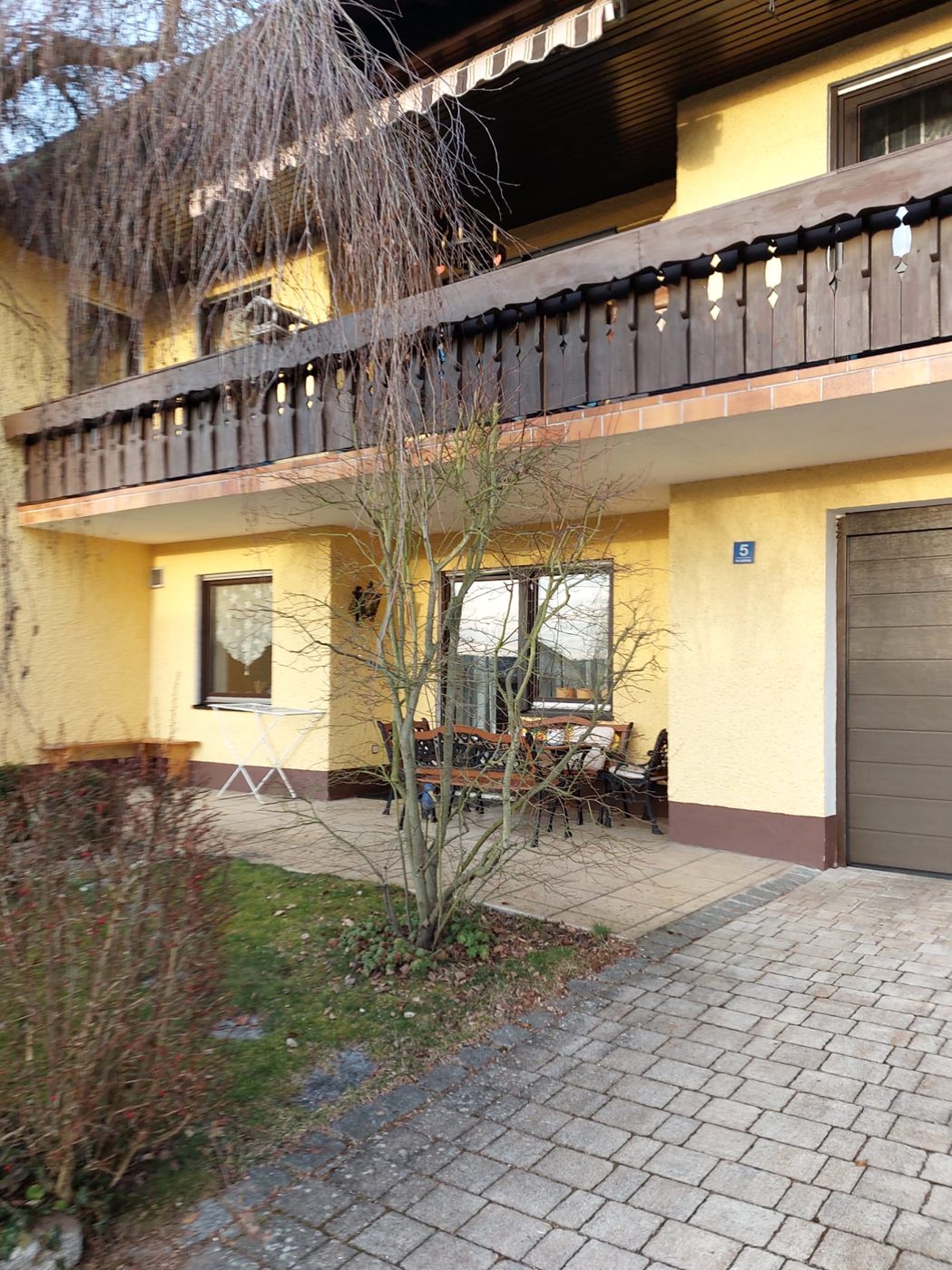 Das Haus in Luhe-Wildenau mit überdachter Terrasse vor der Wohnung