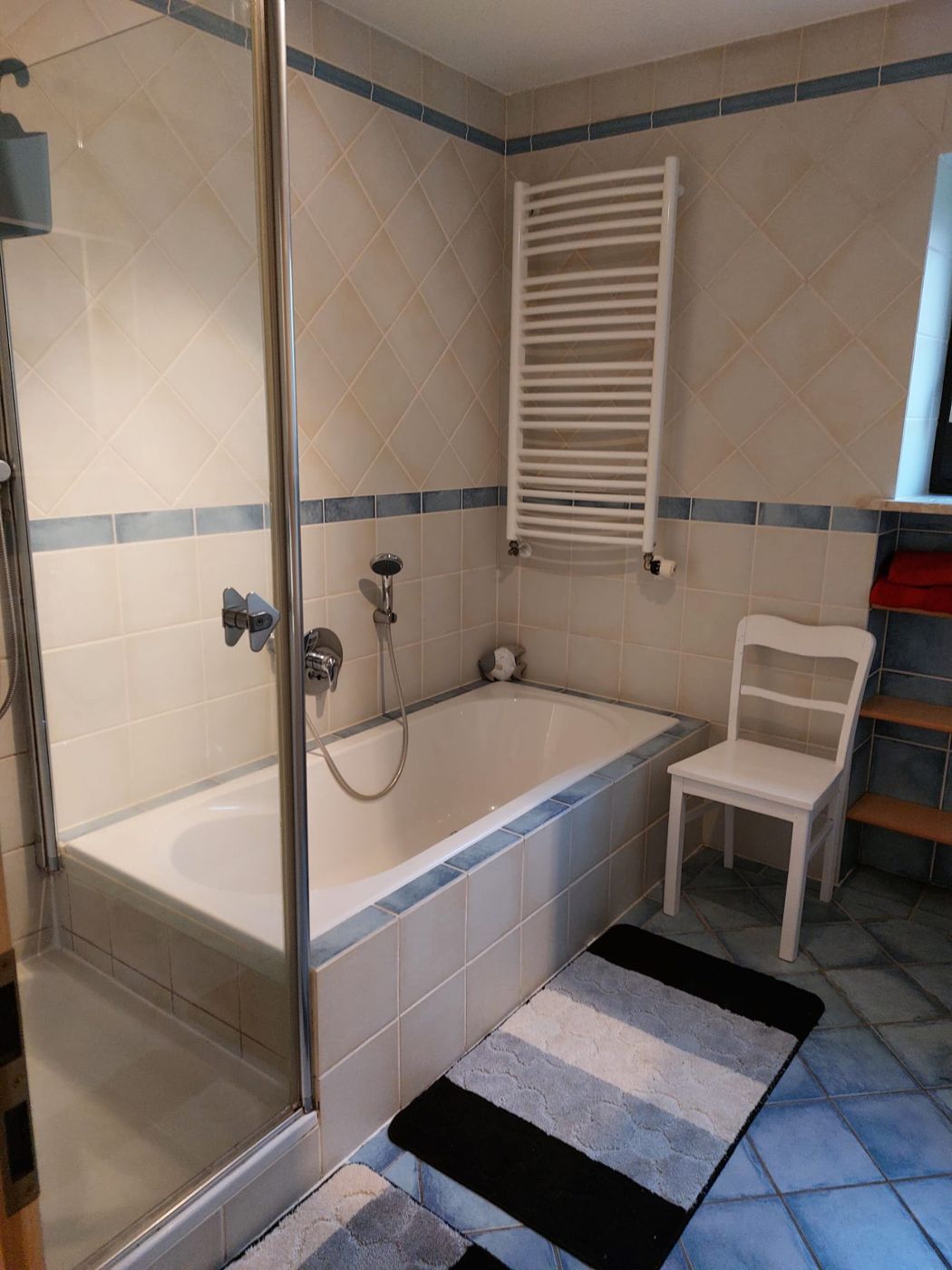 Bad mit Badewanne und Dusche