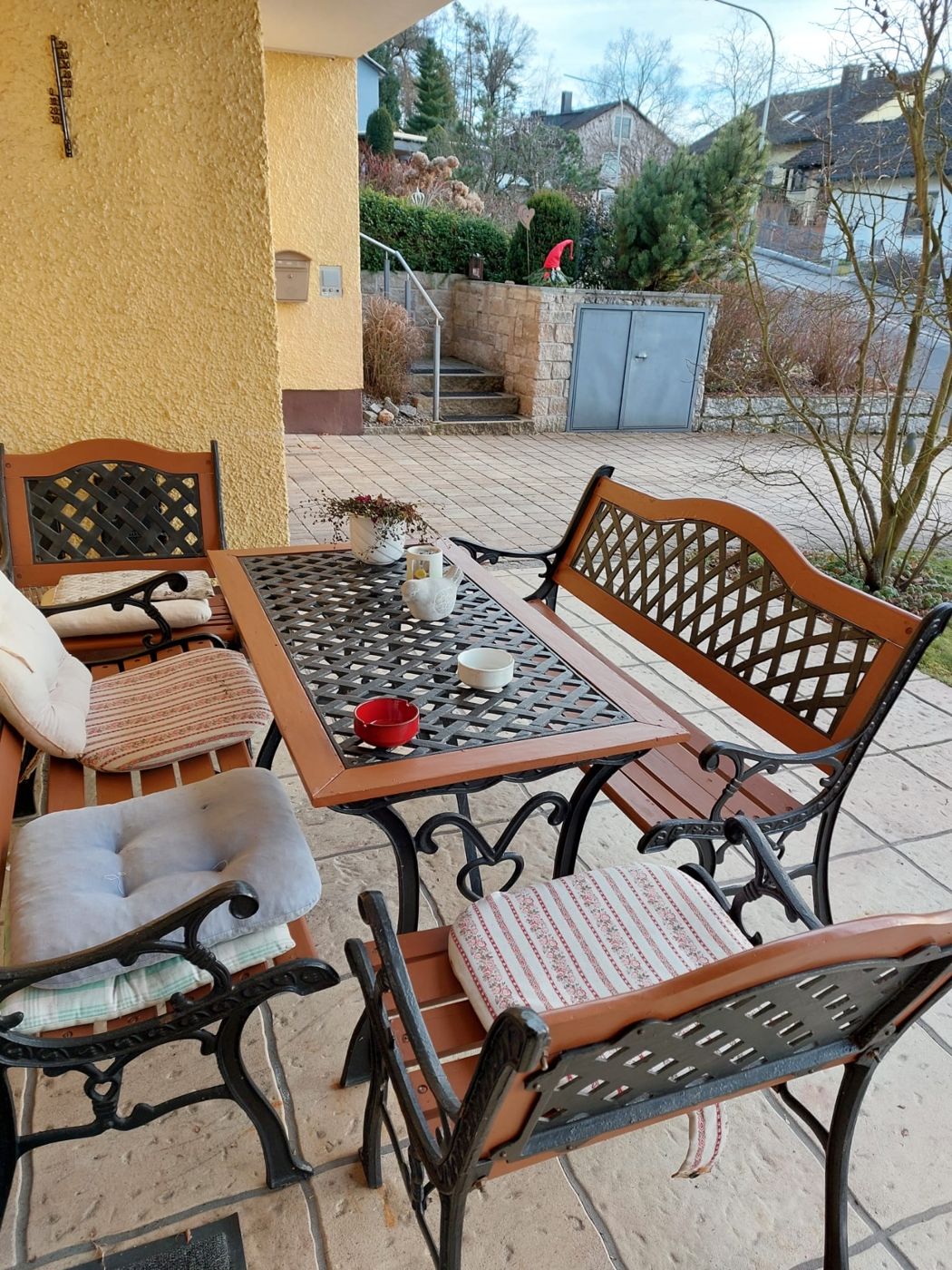 Überdachte Terrasse mit Tisch und Bänken